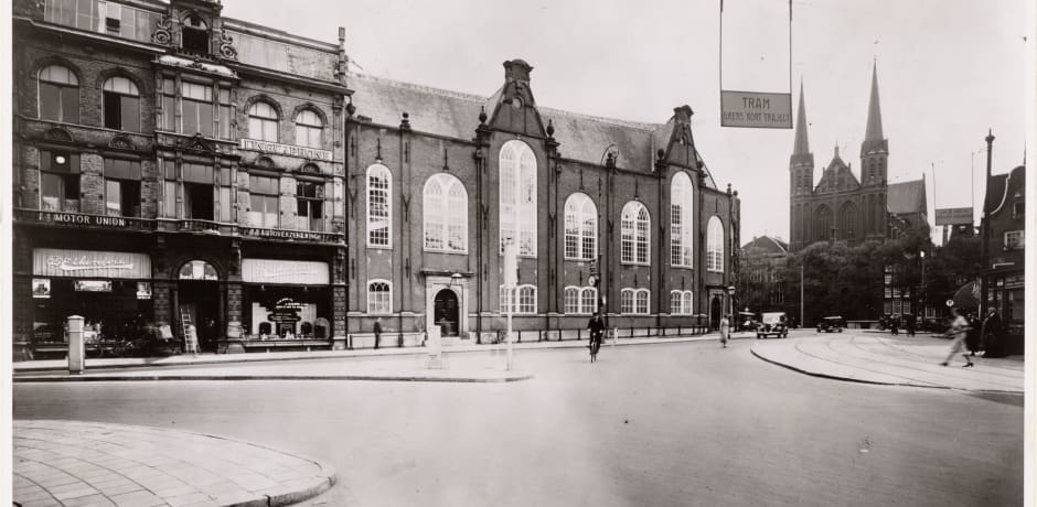 New building with the Eikenberg company (left) next to the Old Lutheran Church 